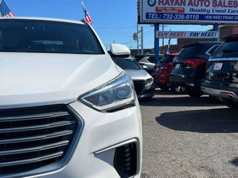 Used 2017 Hyundai Santa Fe SE image 4