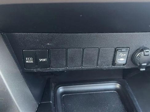 Used 2013 Toyota RAV4 XLE image 39