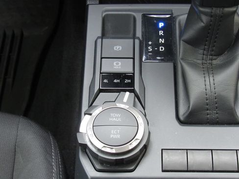Certified 2025 Toyota Tacoma SR5 AWD/4WD image 31
