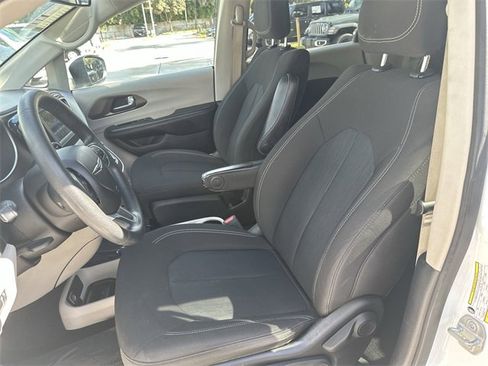 Used 2021 Chrysler Voyager L image 13
