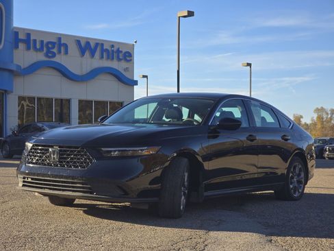 Used 2024 Honda Accord EX image 11