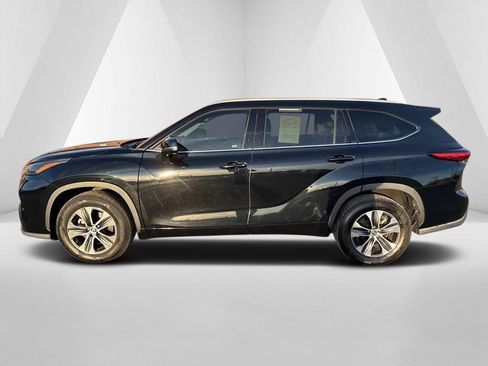 Used 2022 Toyota Highlander XLE image 4