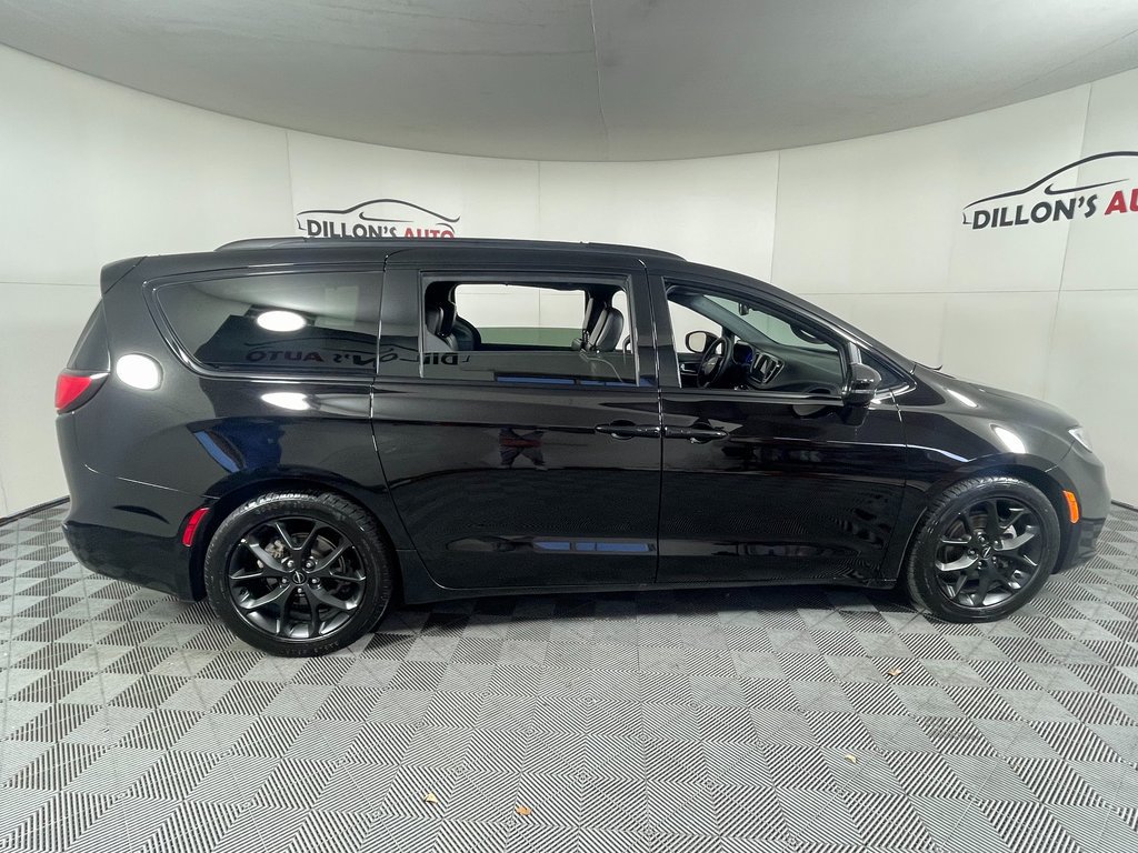 Used 2024 Chrysler Pacifica Limited w/ S Appearance Package FWD image 9