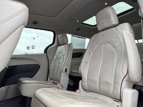 Used 2017 Chrysler Pacifica Limited image 17
