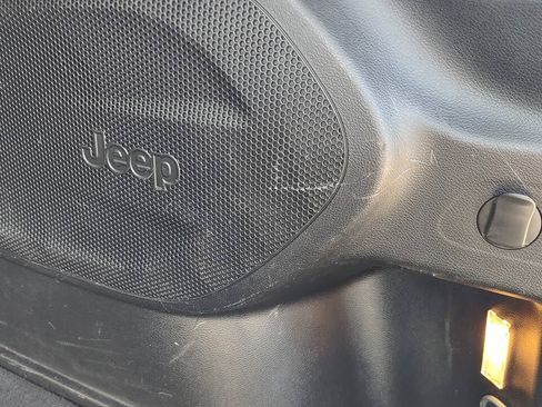 Used 2019 Jeep Cherokee Limited FWD image 38