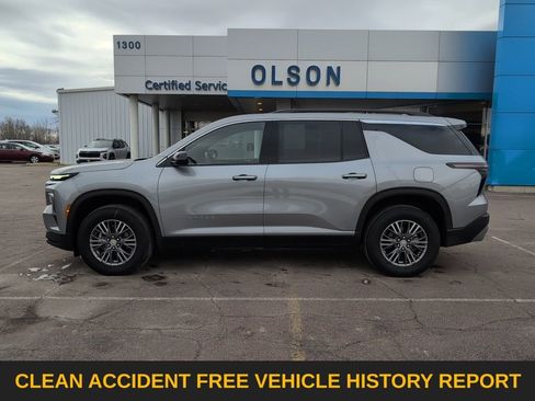 Used 2025 Chevrolet Traverse LT image 3