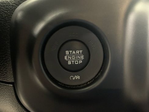 Used 2019 Jeep Wrangler Unlimited Sahara w/ Cold Weather Group AWD/4WD image 15