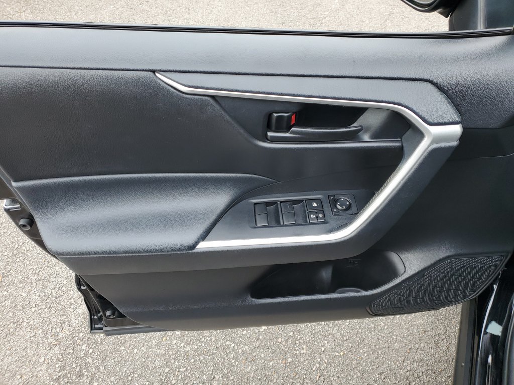 Used 2020 Toyota RAV4 LE FWD image 17