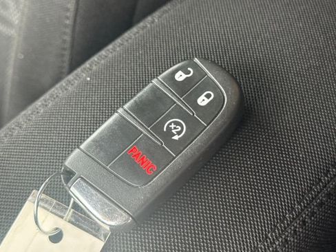 Used 2017 Jeep Renegade Latitude w/ Popular Equipment Group image 29