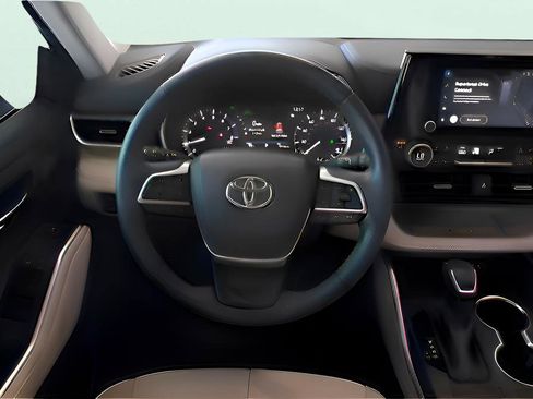 Used 2023 Toyota Highlander XLE image 18