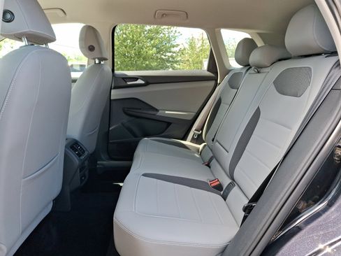 Used 2022 Volkswagen Taos SE w/ Driver Assistance Package image 11