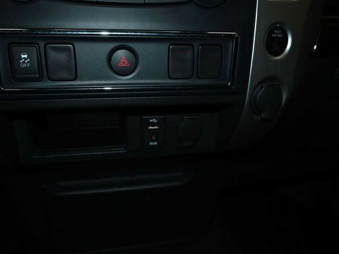 Used 2017 Nissan Titan SV AWD/4WD image 14