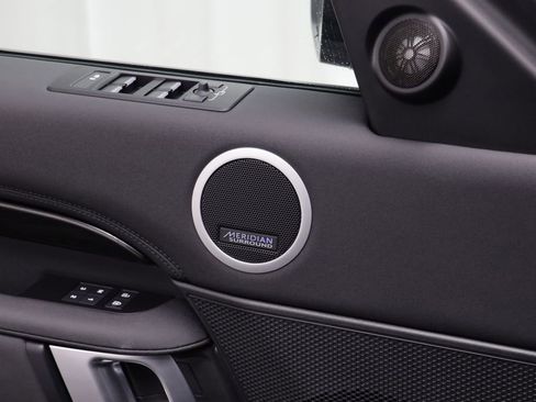 Used 2025 Land Rover Discovery S image 6