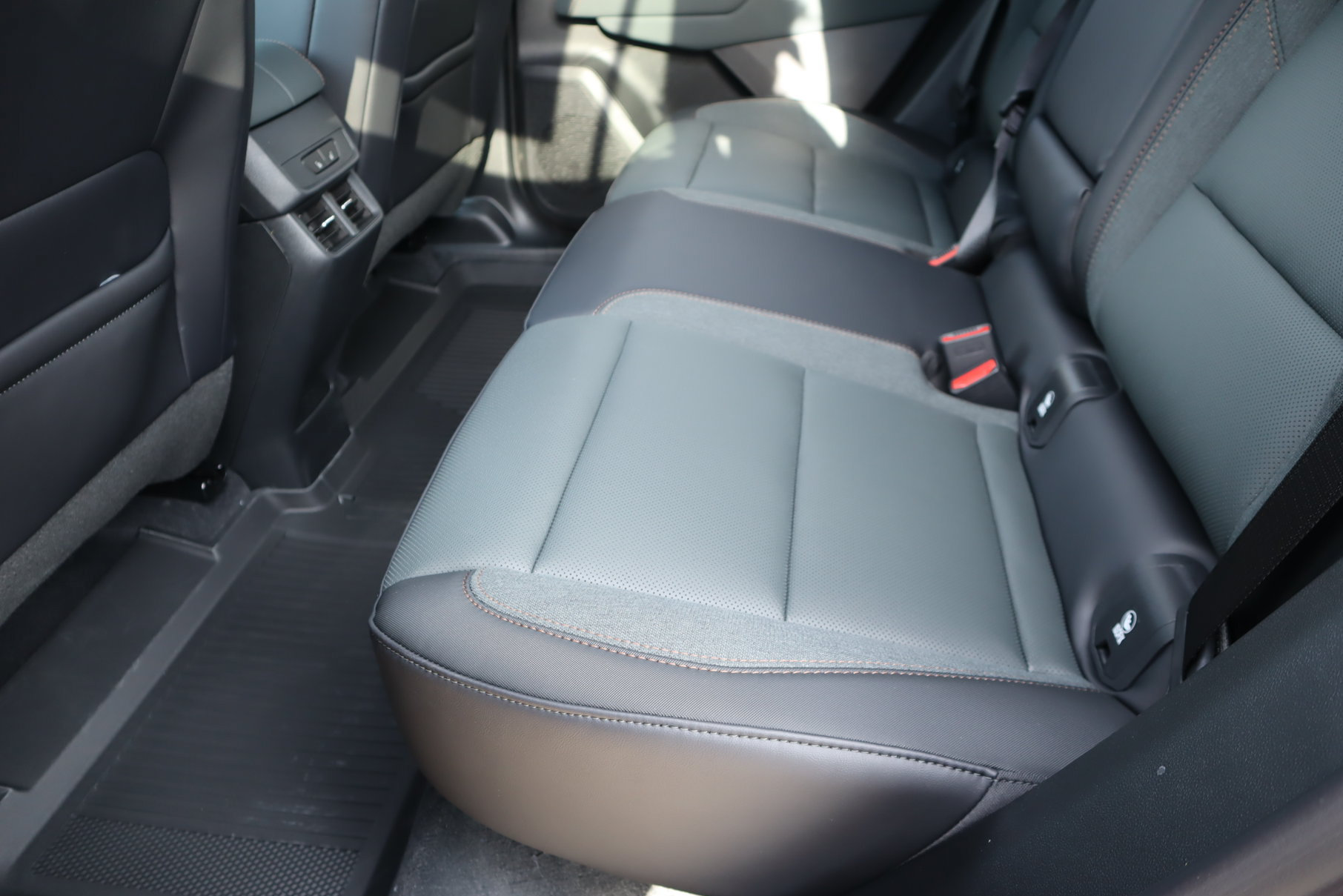 New 2027 GMC Terrain AT4 w/ Convenience Package III AWD/4WD image 15