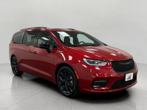 Used 2025 Chrysler Pacifica Limited FWD image 1