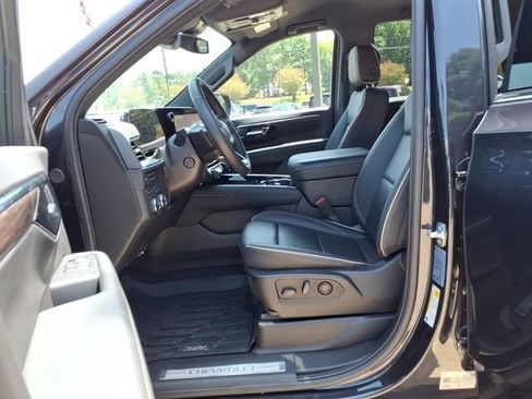 Used 2025 Chevrolet Tahoe Premier AWD/4WD image 15