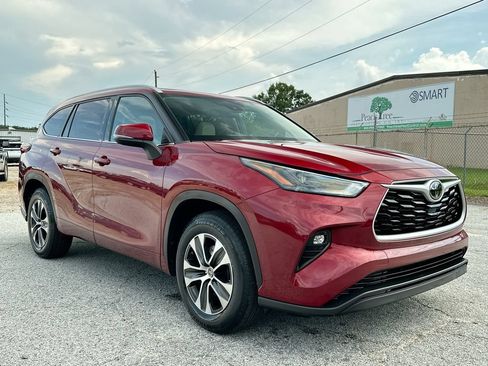 Used 2022 Toyota Highlander XLE FWD image 2