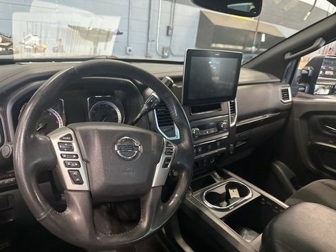 Used 2018 Nissan Titan SV w/ SV Convenience Package image 5