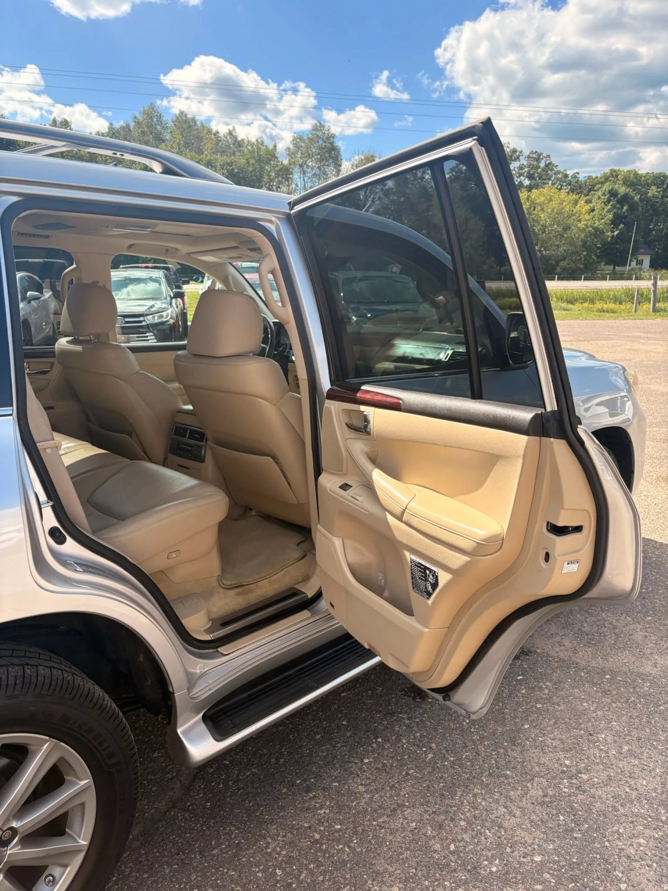 Used 2011 Lexus LX 570 4WD w/ Luxury Pkg image 34