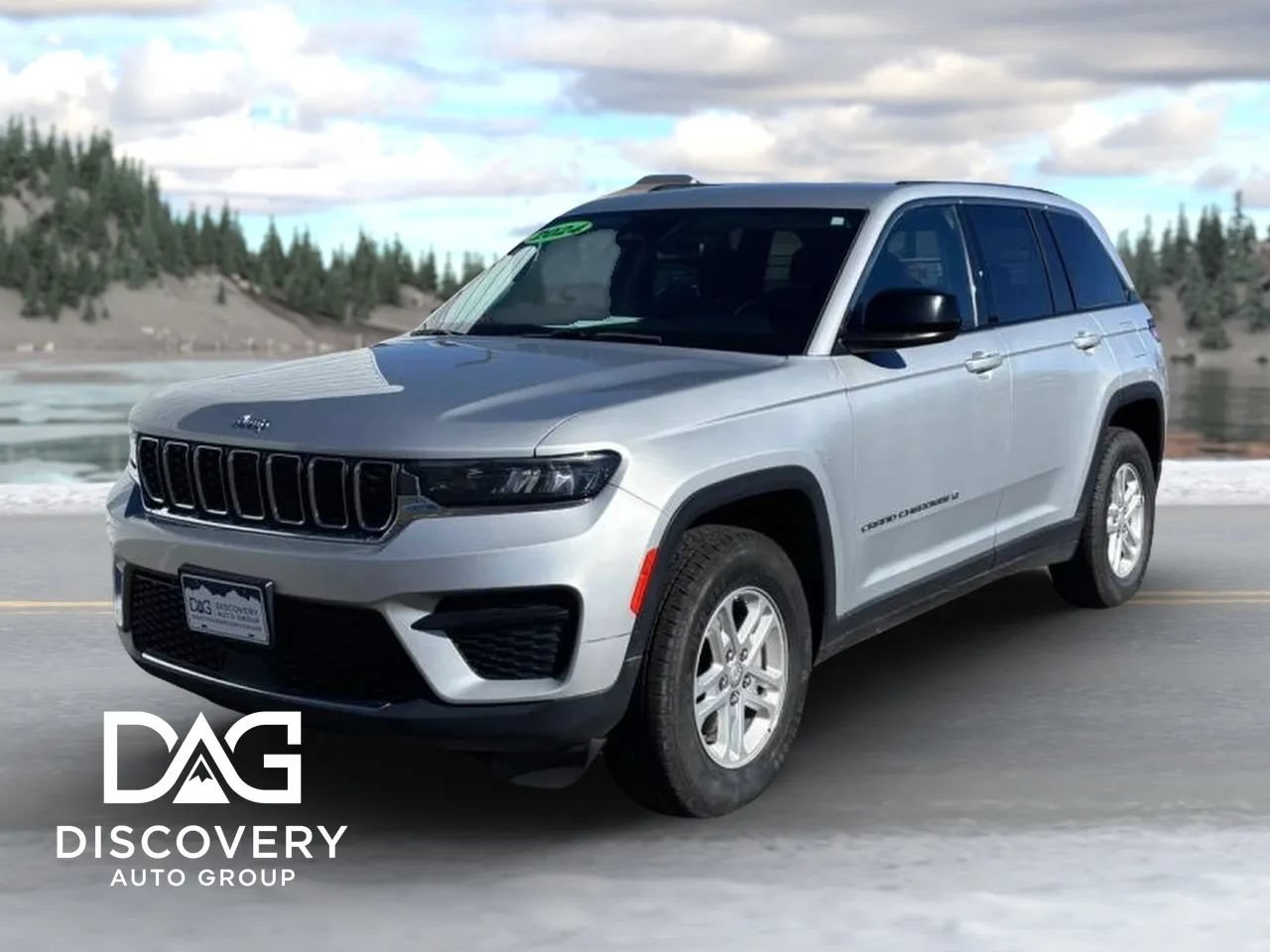 Used 2024 Jeep Grand Cherokee Laredo AWD/4WD image 1