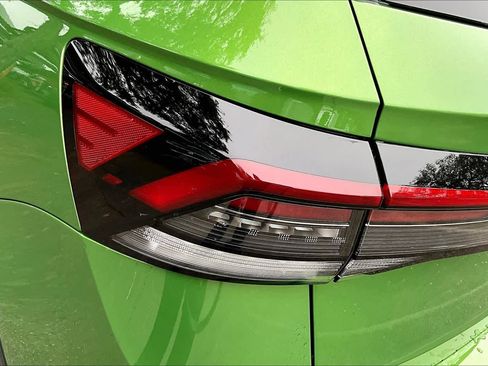 New 2026 Volkswagen Taos SE image 14