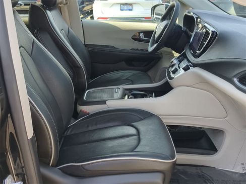 Used 2023 Chrysler Pacifica Limited image 30