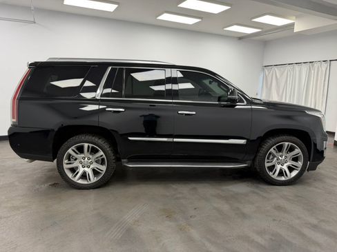 Used 2017 Cadillac Escalade Luxury AWD/4WD image 12