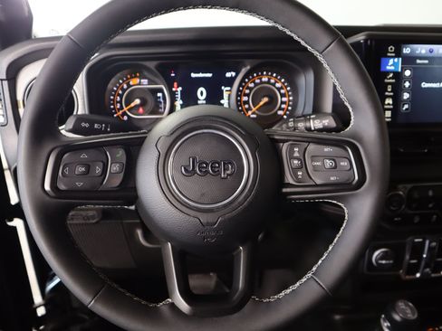 Used 2025 Jeep Wrangler Unlimited Sport AWD/4WD image 3