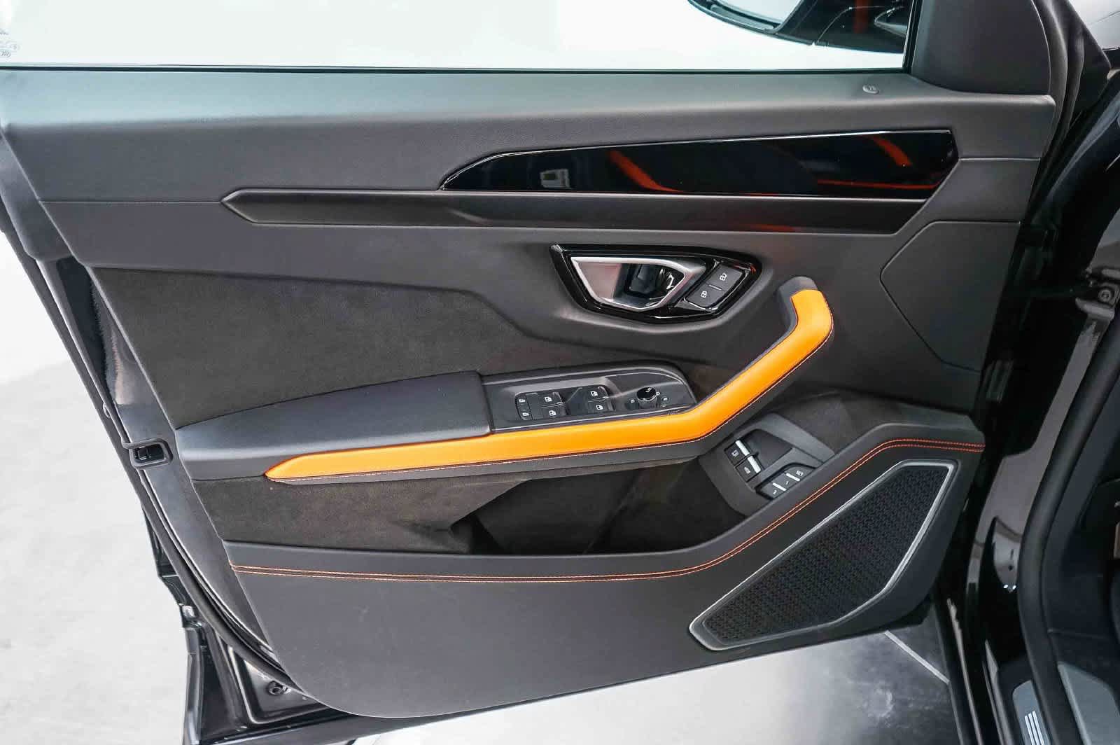 Used 2025 Lamborghini Urus SE AWD/4WD image 29