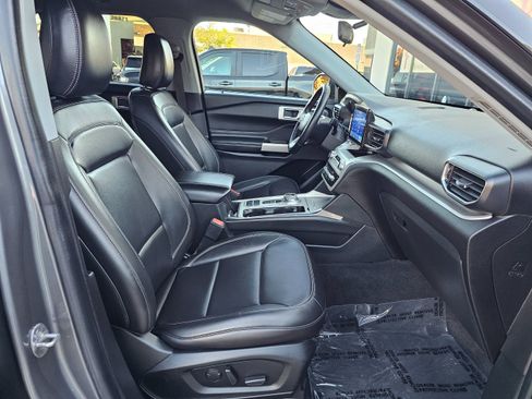 Used 2022 Ford Explorer XLT w/ Equipment Group 202A image 33