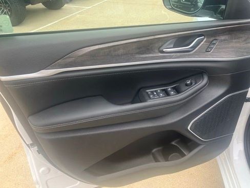 New 2026 Jeep Grand Cherokee Limited AWD/4WD image 9