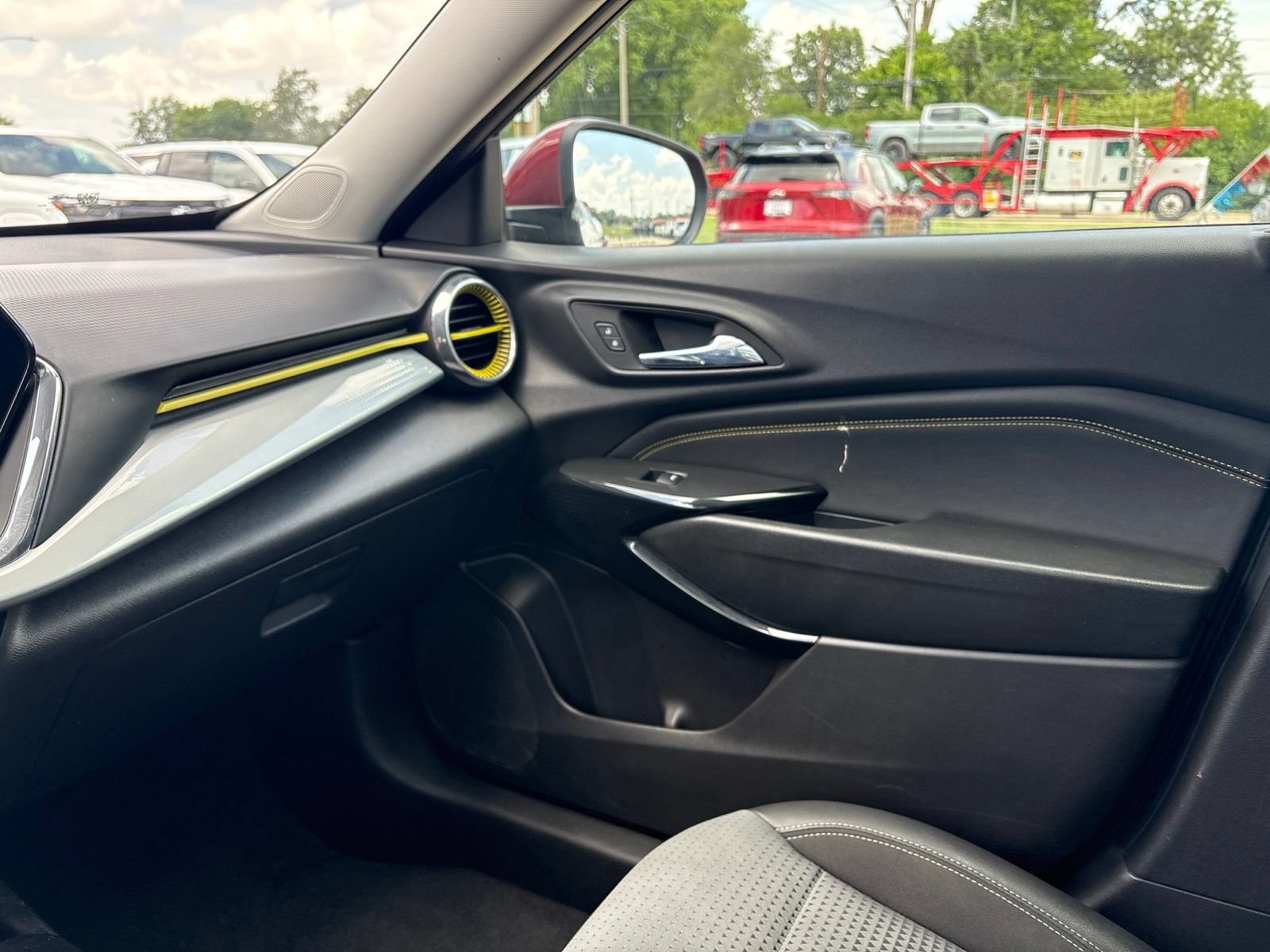 Used 2025 Chevrolet Trax LT FWD image 19