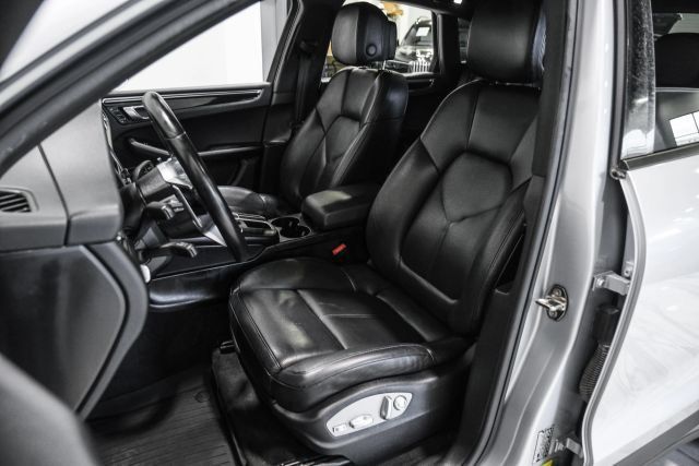 Used 2018 Porsche Macan Sport Edition AWD/4WD image 29