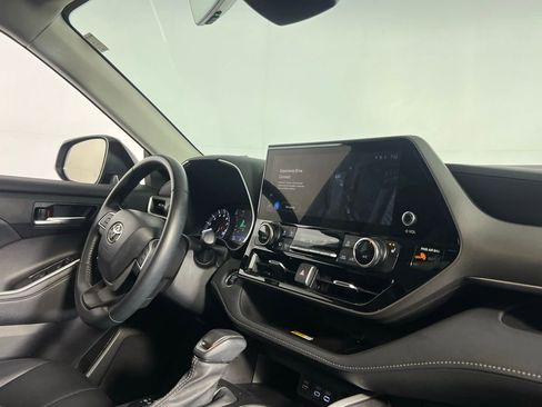 Used 2024 Toyota Highlander XLE image 30