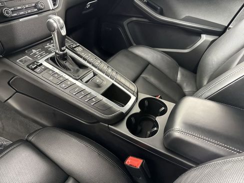 Certified 2018 Porsche Macan AWD/4WD image 30
