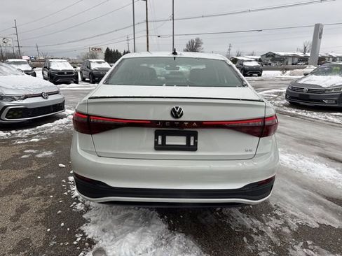 Used 2025 Volkswagen Jetta SE w/ Sunroof Package image 7