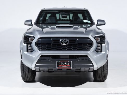 Used 2024 Toyota Tacoma TRD Sport image 2