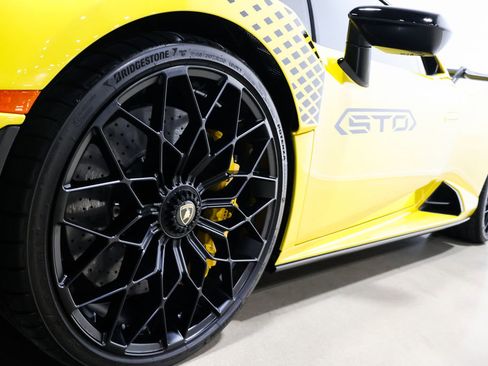 Used 2022 Lamborghini Huracan STO image 22