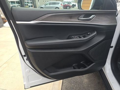 New 2026 Jeep Grand Cherokee Laredo image 10