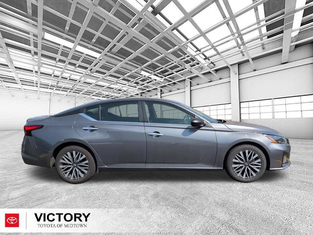 Used 2024 Nissan Altima 2.5 SV FWD image 2