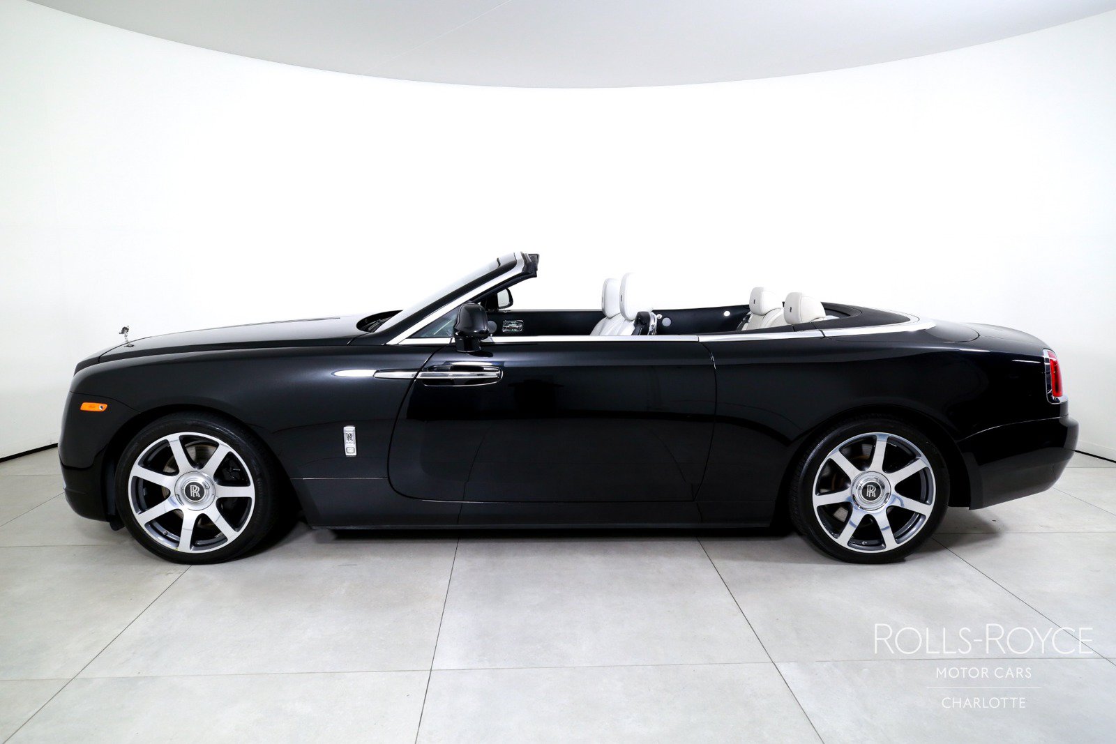 Used 2017 Rolls-Royce Dawn RWD image 3