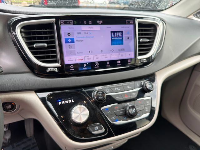 Used 2024 Chrysler Pacifica Touring-L FWD image 17