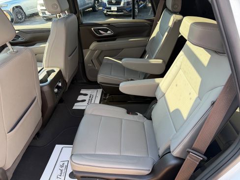 Used 2023 GMC Yukon SLT w/ SLT Premium Package image 5