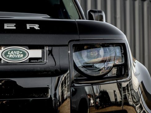 Used 2025 Land Rover Defender 110 S image 6