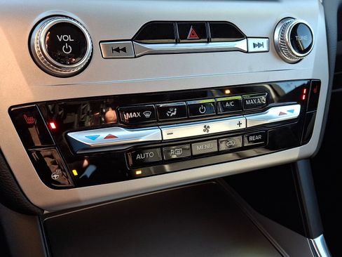 Certified 2022 Ford Explorer XLT w/ Equipment Group 202A image 16