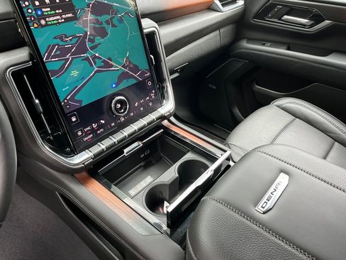 Used 2025 GMC Yukon XL Denali AWD/4WD image 19