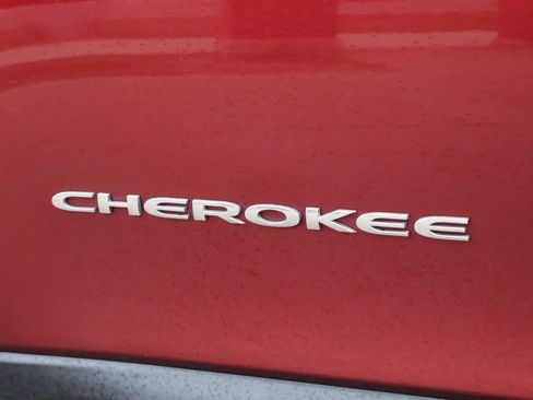 Used 2019 Jeep Cherokee Limited w/ Luxury Group image 24