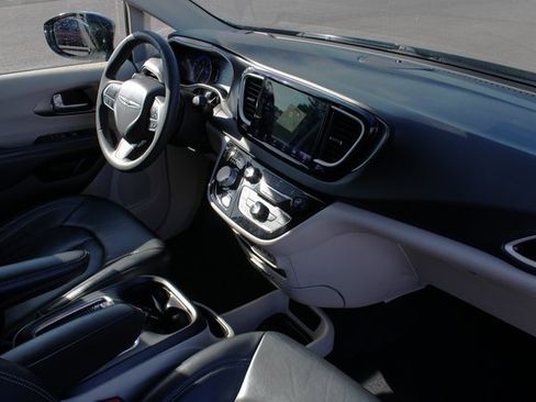 Used 2022 Chrysler Pacifica Touring-L image 18