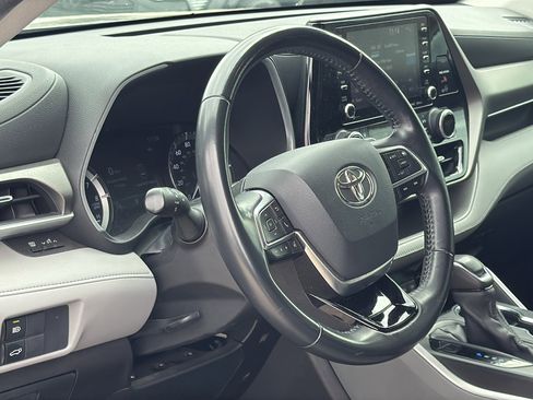 Used 2020 Toyota Highlander XLE image 10