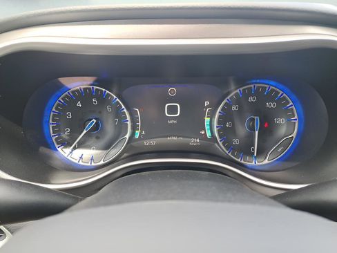 Used 2023 Chrysler Pacifica Touring-L FWD image 19